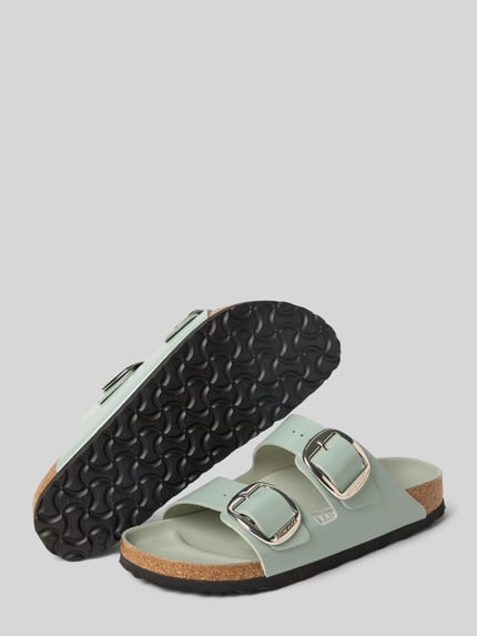 Produktfoto, Hausschuhe aus echtem Leder Modell 'Arizona' von Birkenstock in Hellgrün mit Zierschnalle, abgerundete Passform, Absatzhöhe 3 cm, Schaftweite 7 cm, sichtbare Korksohle, Damen Hausschuhe