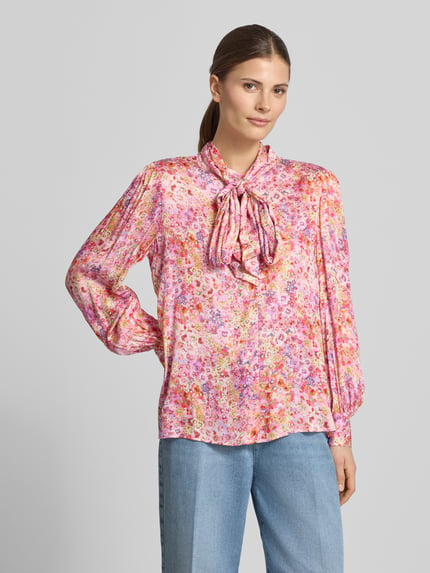Frauenmodel trägt Relaxed Fit Hemdbluse aus reiner Viskose von Rich & Royal mit floralem Allover-Print, Zierschleife, Langarm, Ganzkörperansicht von vorne.