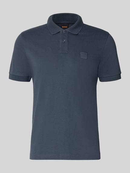 Produktfoto, regular fit poloshirt uit katoenmix model 'Passenger' van BOSS Orange in effen donkerblauw met subtiele textuur