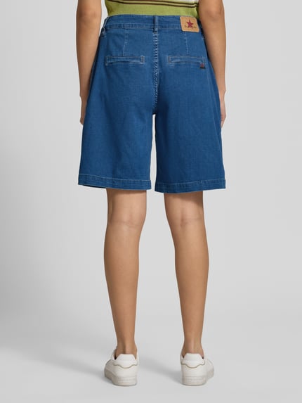 Frauenmodel trägt Chino-Shorts mit Gesäßleistentaschen von Buena Vista, blaue Farbe, Baumwoll-Mix mit Stretch-Anteil, Wide-Fit, Ganzkörperansicht Rückansicht.