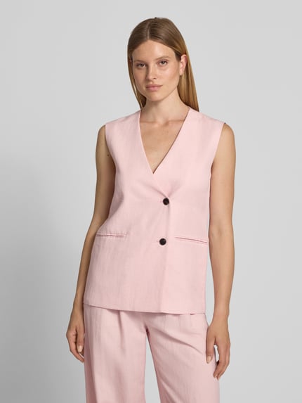 Frauenmodel trägt Oversized Weste aus Viskose-Lyocell-Mix Modell 'Franciska' von MSCH Copenhagen in zartem Rosé mit 2-Knopfleiste, Paspeltaschen, Leinen-Anteil, feine Struktur, Ganzkörperansicht von vorne.