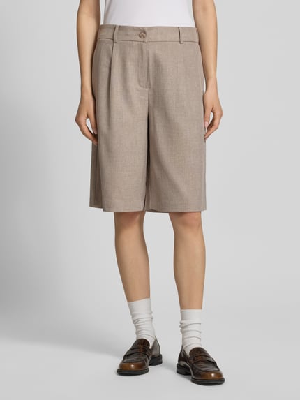 Vrouwenmodel draagt Regular Fit Bermudas met bandplooi model 'LINDA' van Only in melangelook met steekzakken en knoop- en ritssluiting, materiaalverwerking webware, longline lengte, kleur beige, voorkant volledige lichaamsopname.