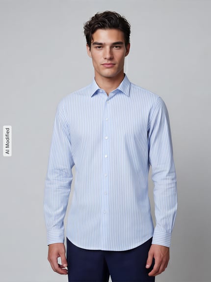 Männermodel trägt Slim Fit Businesshemd mit extra langem Arm von Jake*s, hellblau-weiß gestreift, Kentkragen, Ganzkörperansicht von vorne. Elastischer Material-Mix, durchgehende Knopfleiste, langärmeliges Design, Rückenlänge bei Größe 39/40: 84 cm, Schulterbreite: 45 cm, Ärmellänge: 63 cm.