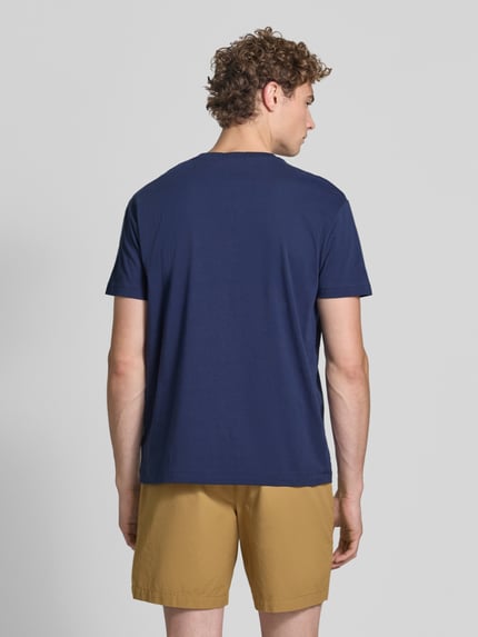 Männermodel trägt Regular Fit T-Shirt aus reiner Baumwolle von Polo Ralph Lauren in Dunkelblau, Unifarbe, Ganzkörperansicht Rückansicht.