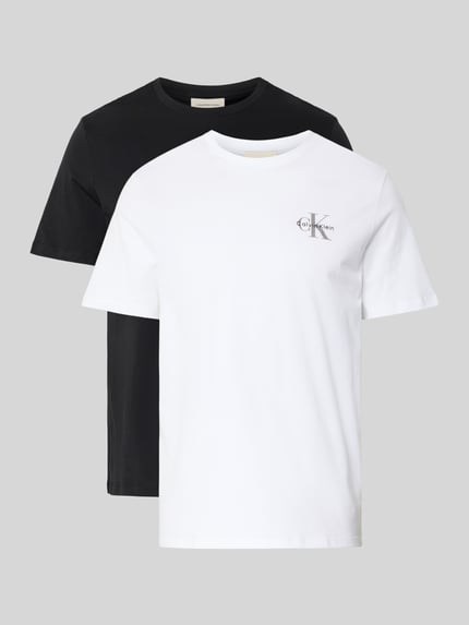 Produktfoto, zwei T-Shirts mit Rundhalsausschnitt und Logo von Calvin Klein Jeans in Schwarz und Weiß, reine Baumwolle, Regular Fit, 69 cm Rückenlänge bei Größe M