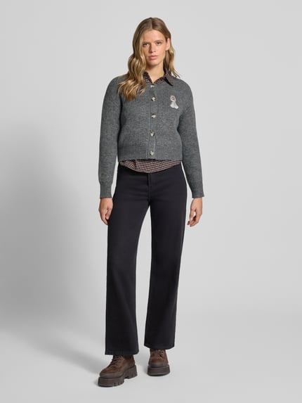 Frauenmodel trägt Relaxed Fit Strickjacke mit Stickerei Modell 'TEDDY' von ONLY, dunkle Farben, weiche Struktur, Ganzkörperansicht von vorne, Damen Strickjacke von ONLY.