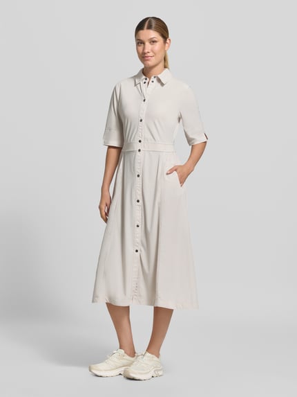 Frauenmodel trägt Midikleid mit Umlegekragen von Marc Cain in Beige, taillierte Passform, Knopfleiste, halblange Ärmel, Eingrifftaschen, elastischer Material-Mix, Ganzkörperansicht von vorne.