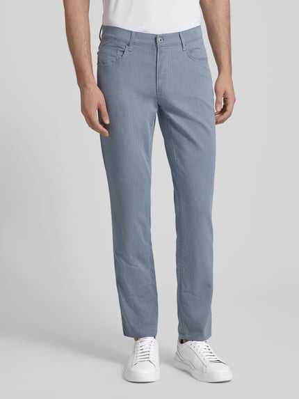 Männermodel trägt Slim Fit Stoffhose mit 5-Pocket-Design Modell 'Cadiz' von Brax, Baumwoll-Mix mit Stretch-Anteil, hellblau, Ganzkörperansicht von vorne.
