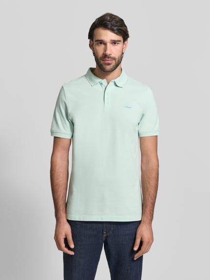 Männermodel trägt Regular Fit Poloshirt aus reiner Baumwolle von s.Oliver RED LABEL, unifarben, kurzarm, Polokragen, Ganzkörperansicht von vorne.