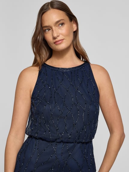 Frauenmodel trägt Abendkleid mit Perlen von Christian Berg Cocktail in Dunkelblau, rundhals, tailliert, Nahaufnahme Oberkörper.
