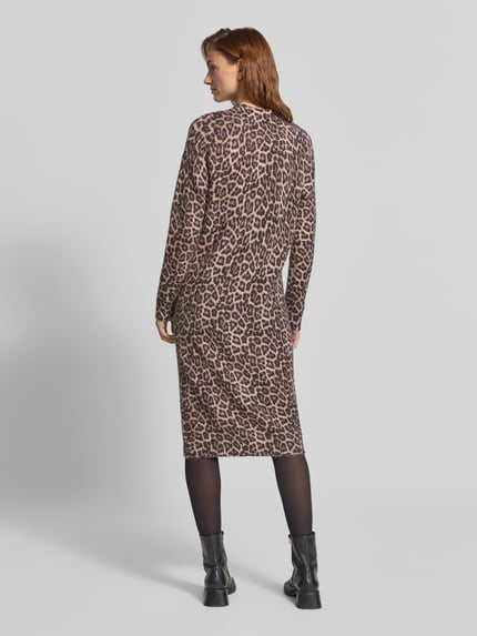 Frauenmodel trägt Strickkleid mit Woll-Anteil und Rundhalsausschnitt von Christian Berg Woman mit Leo-Muster, Midikleid, Ganzkörperansicht Rückansicht.