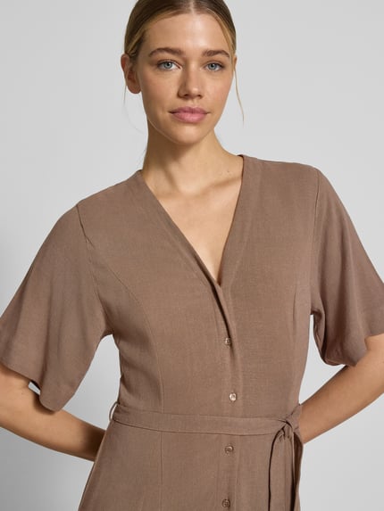Frauenmodel trägt Regular Fit Leinenkleid mit V-Ausschnitt Modell 'VIVA' von Selected Femme, Optik: Unifarben, Bindegürtel, Material: Viskose-Leinen-Mix, Nahaufnahme Oberkörper.