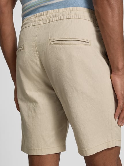 Männermodel trägt Shorts aus Leinen-Baumwoll-Mix Modell 'barton' von Matinique, Regular-Fit, elastischer Bund, Tunnelzug, Nahaufnahme Rückansicht.
