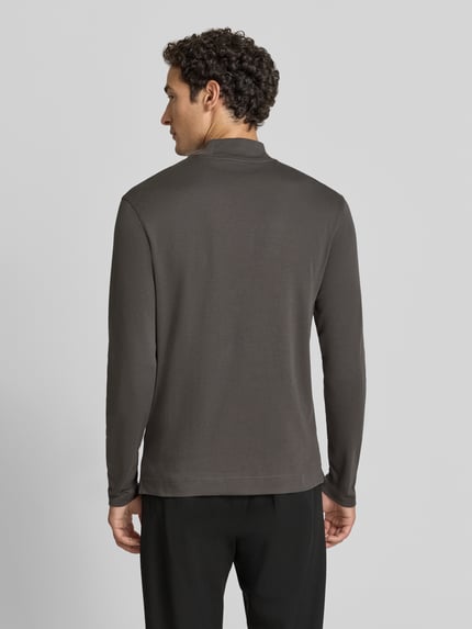 Männermodel trägt Regular Fit Longsleeve aus reiner bawełna mit stójka von Christian Berg Men, kolor ciemnoszary, długie rękawy, krój regular fit, elastyczne wykończenia, długość tyłu w rozmiarze M: 65 cm, Ganzkörperansicht Rückansicht.