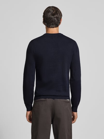 Männermodel trägt Strickpullover aus Baumwoll-Kaschmir-Mix mit Rundhalsausschnitt von MCNEAL in Dunkelblau, Ganzkörperansicht Rückansicht