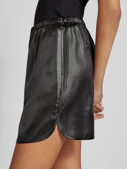 Filippa K Shorts in leerlook Donkerbruin - 3
