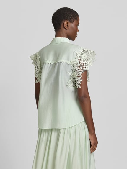 Frauenmodel trägt Regular Fit Bluse mit Spitzenbesatz Modell 'MOLLY' von Copenhagen Muse, Material-Mix mit Stretch-Anteil, Rückenansicht.