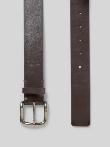 Produktfoto, Gürtel mit Label-Detail von CK Calvin Klein in Dunkelbraun, glatte Lederstruktur, klassische Passform, silberne Dornschließe, Breite 3 cm