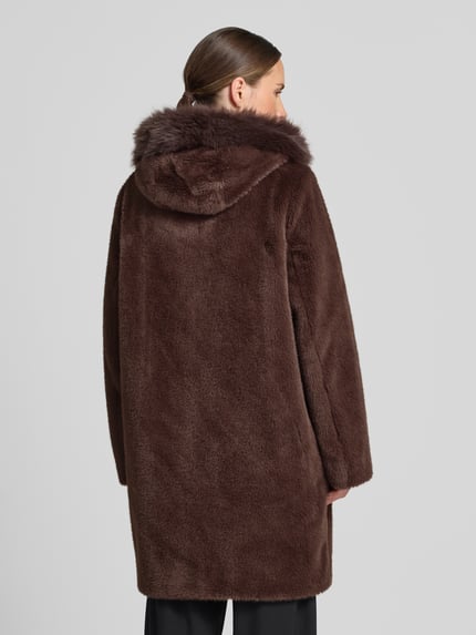 Frauenmodel trägt Mantel aus Kunstfell mit Eingrifftaschen von Marc Cain in Braun, Regular Fit, Rückenansicht, Ganzkörperansicht Rückansicht. Rückenlänge 90 cm, Schulterbreite 39 cm, Brustweite 55 cm, Ärmellänge 63 cm.