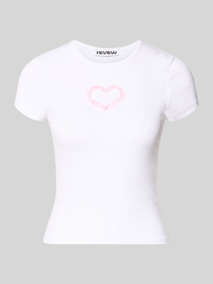 Produktfoto, białe T-shirt z okrągłym dekoltem model 'PREPPY HEART' od Review, mieszanka bawełny ze stretchem, cienki prążek, prosty krój, długość pleców w rozmiarze S: 49 cm