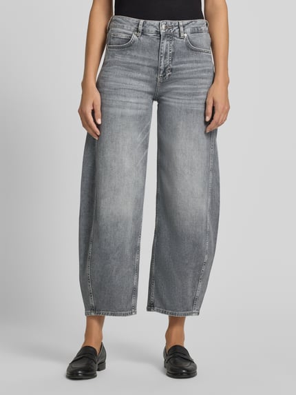 Frauenmodel trägt Barrel Jeans aus Baumwoll-Mix Modell 'Meni moon' von OPUS PANTS, grauer Denim, weite Beinform, Ganzkörperansicht von vorne, Damen Barrel Jeans von OPUS PANTS