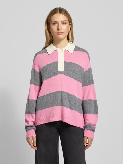 Frauenmodel trägt Regular Fit Strickpullover aus Woll-Mix mit Kaschmir-Anteil Modell 'JARN' von Essentiel Antwerp, mehrfarbig, gestreift, Aufnäher, Polokragen, Langarm, Strick-Optik, Vorderansicht, Nahaufnahme Oberkörper.