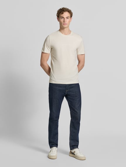 Männermodel trägt Regular Fit T-Shirt aus reiner Baumwolle von Tom Tailor Denim, Optik: Unifarben, Passform: Regular-Fit, Rundhals, Kurzarm, Material: Reine Baumwolle, Herren T-Shirt, Ganzkörperansicht von vorne.