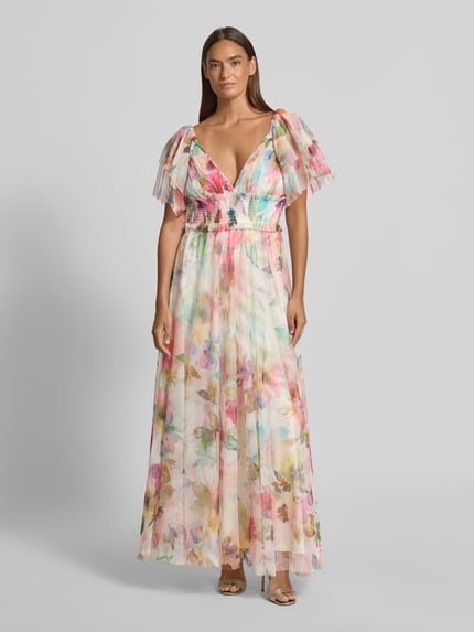 Frauenmodel trägt Maxikleid mit Taillenband im Allover-Look von LACE & BEADS, bunte Tüllstruktur, taillierter Schnitt, Ganzkörperansicht von vorne.