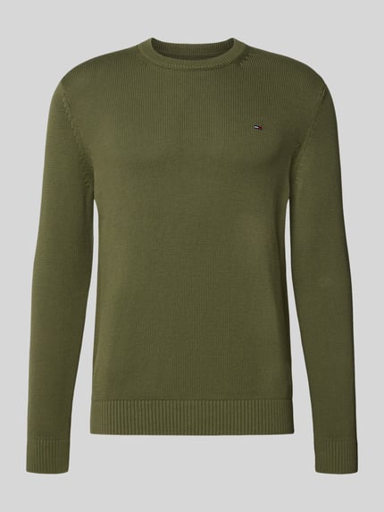 Produktfoto, Regular Fit Strickpullover aus reiner Baumwolle von Tommy Jeans in Olivgrün, unifarben, klassischer Rundhalsausschnitt, Rippbündchen, dezentes Logo-Detail.