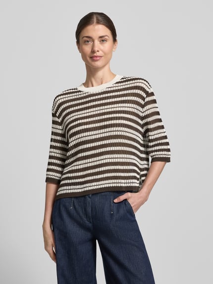 Frauenmodel trägt Strickshirt mit 3/4-Arm Modell 'Punny' von OPUS aus Baumwoll-Mix, gestreift, Regular-Fit, Rundhalsausschnitt, Nahaufnahme Oberkörper.