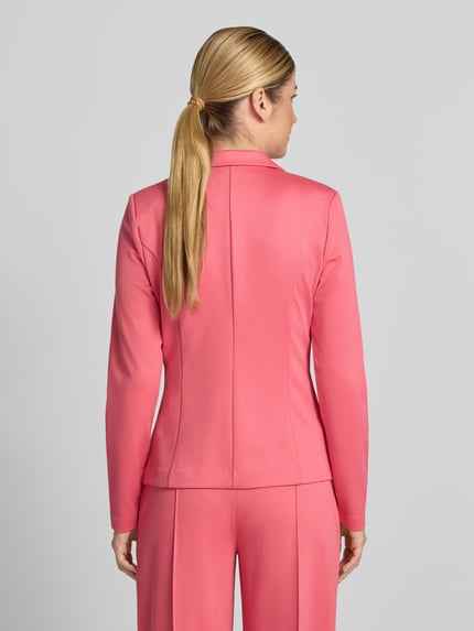 Vrouwenmodel draagt Slim fit dames blazer met paspelzakken Model 'KATE' van ICHI in materiaalmix met viscose, ruglengte 58 cm, mouwlengte 63 cm, borstwijdte 45 cm, kleur roze, geheel effen, gladde textuur, rugaanzicht.
