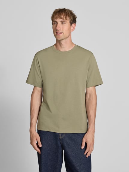 Männermodel trägt T-Shirt mit Rundhalsausschnitt Modell 'ORGANIC' von JACK & JONES, gerade geschnitten, schlichte Farben, Ganzkörperansicht von vorne. Reine Baumwolle, Rückenlänge bei Größe M 68 cm.
