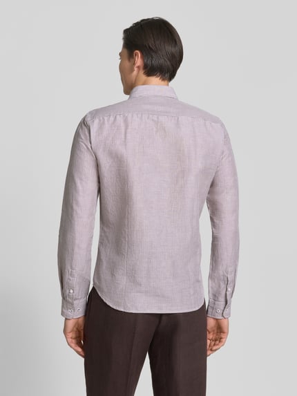 Männermodel trägt Casual Fit Freizeithemd mit Kentkragen Modell 'Mike' von JOOP! Collection, gestreifter Leinen-Baumwoll-Mix, Ganzkörperansicht Rückansicht.