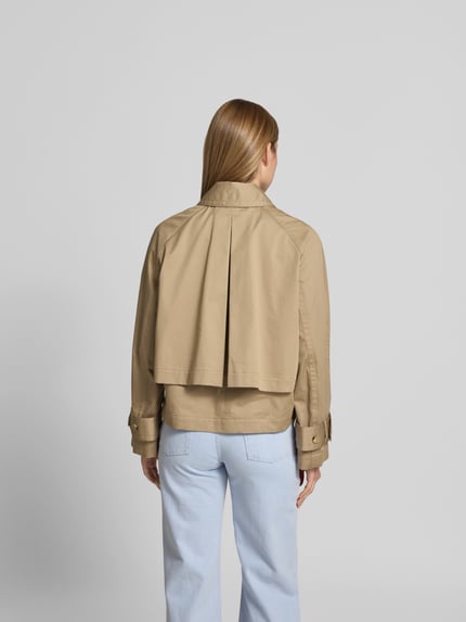 Vrouwenmodel draagt Relaxed Fit Jacke mit Umlegekragen van Joseph in beige, puur katoen, dubbele knoopsluiting, steekzakken, ruglengte 46 cm, borstwijdte 55 cm, mouwlengte 58 cm, volledig zicht van de achterkant.