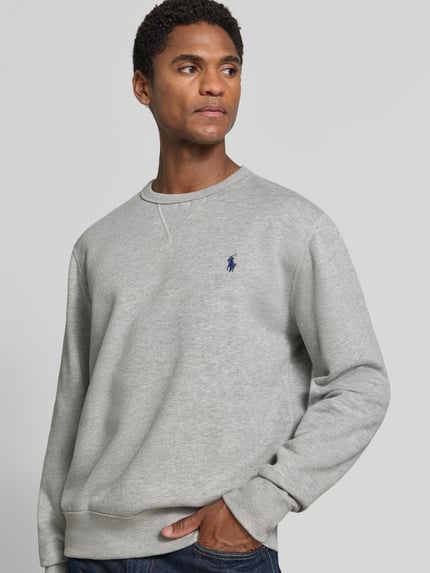 Männermodel trägt Regular Fit Sweatshirt aus Baumwoll-Mix von Polo Ralph Lauren in Hellgrau mit feiner Struktur, Nahaufnahme Oberkörper. Herren Sweatshirt von Polo Ralph Lauren