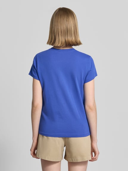 Frauenmodel trägt Regular Fit T-Shirt aus reiner Baumwolle von Polo Ralph Lauren in Unifarben, kurze Ärmel, Rundhals, Ganzkörperansicht Rückansicht