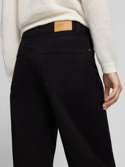 Vrouwenmodel draagt Wide-Leg-Jeans met middelhoge taille van Review, katoenmix met stretch, los vallend, 5-pocket, detailopname rugaanzicht.