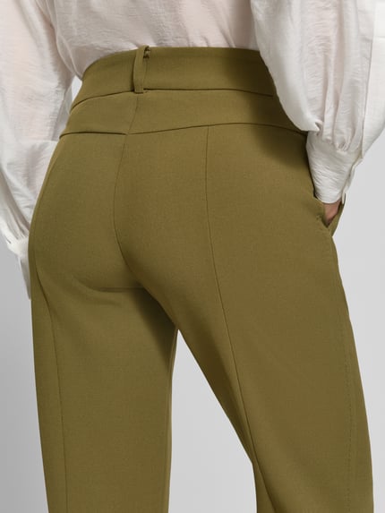 Frauenmodel trägt olivgrüne Regular Fit Schmale Hose mit Viskose-Baumwoll-Anteil Modell 'FARAH' von CAMBIO, Damen Schmale Hose, Nahaufnahme Rückansicht.