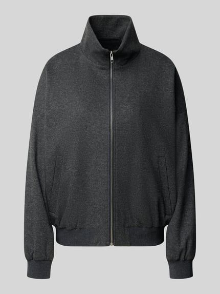 Produktfoto, Jacke aus Viskose-Mix Modell 'EYAM' von DRYKORN in Dunkelgrau, Stehkragen, Reißverschluss, Regular Fit, glatte Oberfläche.
