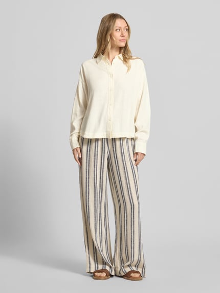 Frauenmodel trägt Leinenbluse mit Hemdblusenkragen Modell 'SALINAS' von Mustang, Viskose-Mix, Loose-Fit, Knopfleiste, Ganzkörperansicht von vorne.