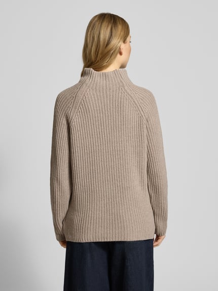 Frauenmodel trägt Strickpullover mit Woll-Anteil von Smith and Soul, beige, gerippte Textur, lockerer Schnitt, Ganzkörperansicht Rückansicht.