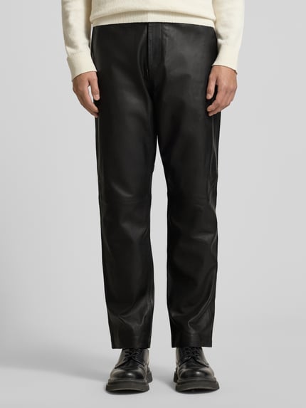 Männermodel trägt Wide Leg Hose aus echtem Lammleder Modell 'CHANCE' von SELECTED HOMME, Glanz-Optik, Material: Glattleder, Nahaufnahme Oberkörper.