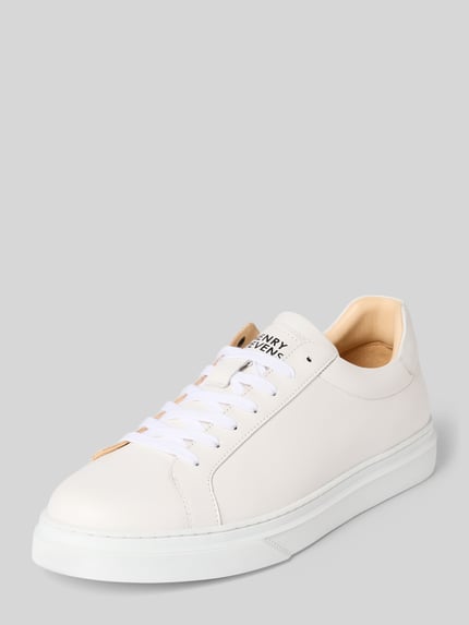 Produktfoto, weißer Sneaker aus Leder Modell 'Travis' von Henry Stevens mit abgerundeter Spitze, Schnürung, 3 cm Absatz, grauer Hintergrund