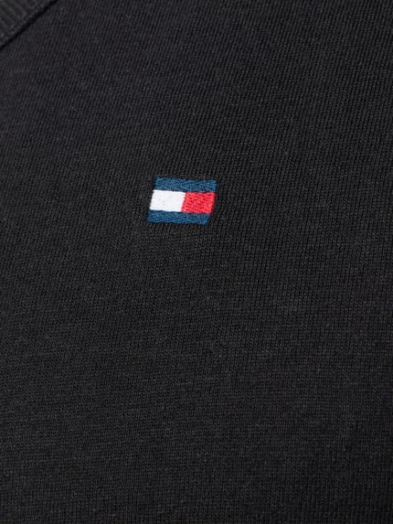 Männermodel trägt Tank Top aus reiner Baumwolle im 3er-Pack von Tommy Hilfiger, Optik: Unifarben, Logo-Detail, Feinripp, Nahaufnahme Oberkörper.
