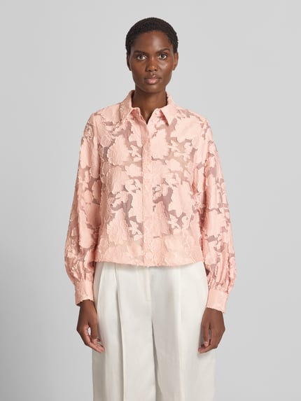 Frauenmodel trägt Regular Fit Hemdbluse aus Viskose-Mix Modell 'B056-BurnoutFlwB' von Jake*s Collection in zartem Rosa, florale Transparenz, Ganzkörperansicht von vorne.