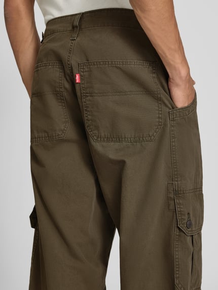 Männermodel trägt Regular Fit Cargohose aus reiner Baumwolle Modell 'EXTRA BAGGY CARGOS' von Levi's®, olivgrün, Detailaufnahme, Herren Cargohose von Levi's®.