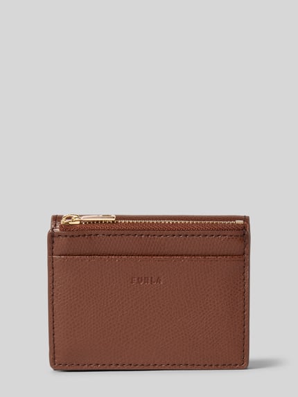 Produktfoto, Portemmonaie und Kartenetui im Set aus Leder Modell 'IRIDE' von FURLA, braunes Echtleder mit Strukturmuster, Detailansicht, Kartenfächer und Reißverschluss im Fokus, Damenzubehör