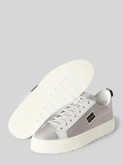 Produktfoto, Ledersneaker mit Label-Patch von Antony Morato in Weiß und Grau, abgerundete Form, Schnürung, profilierte Sohle, Echtleder