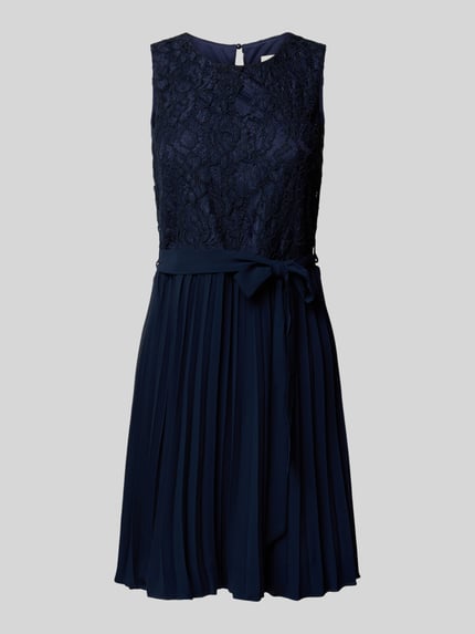 Produktfoto, Knielanges Kleid mit Spitze von Apricot, dunkelblau, Material-Mix mit Viskose-Anteil, Taillierter Schnitt, Bindegürtel, Rock mit Plisseefalten, Rundhalsausschnitt, Schlüsselloch-Ausschnitt rückseitig, elegante Textur, strukturierte Spitze, 91 cm Rückenlänge bei Größe S, 39 cm Brustweite bei Größe S.