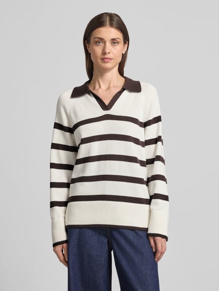 Frauenmodel trägt Gestreifter Pullover mit Polokragen von Stefanel aus reiner Baumwolle, Regular Fit, weiß-braunes Streifenmuster, Ganzkörperansicht von vorne.